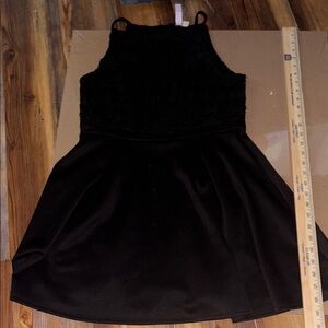 Alya Fit & flare dress with lace detail bodice sz medium Francesca's